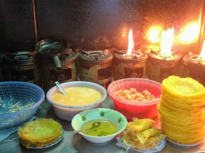 Bahn Xeo. Best foods to try in Hoi An Vietnam. Making Banh Xeo