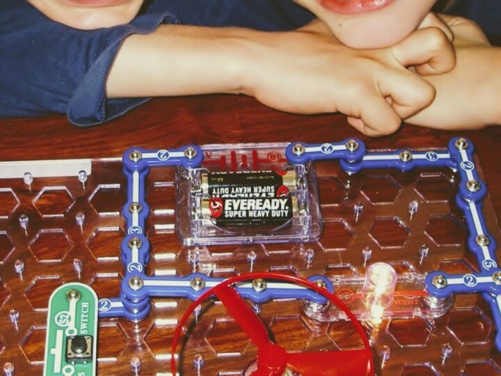 Best gifts for homeschoolers scientific electrical circuits set kit