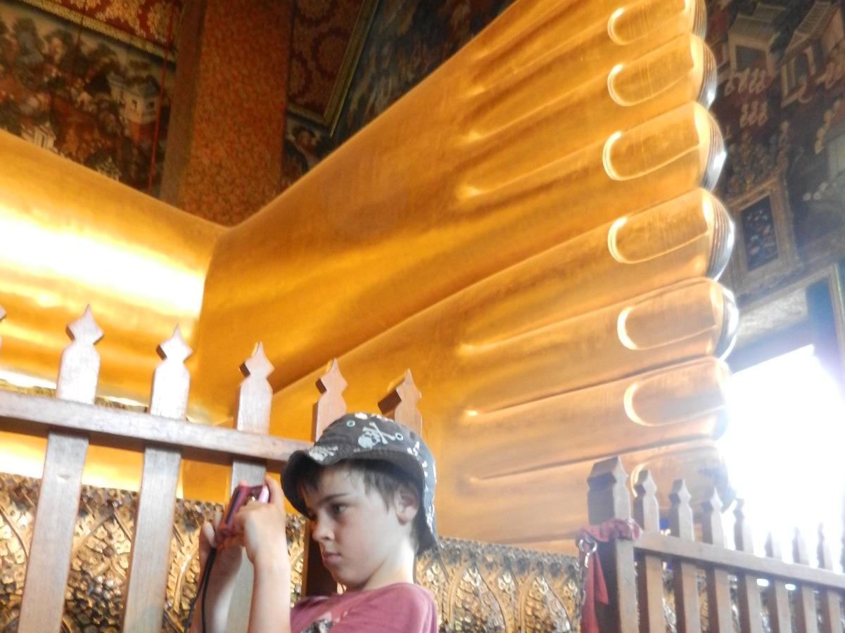 reclining buddha feet wat pho