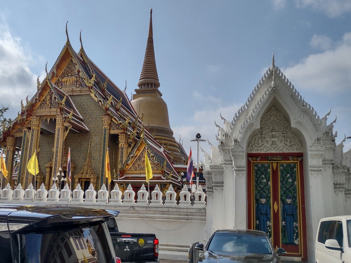 Entrance Wat Ratchabophit from Ratchabophit Rd