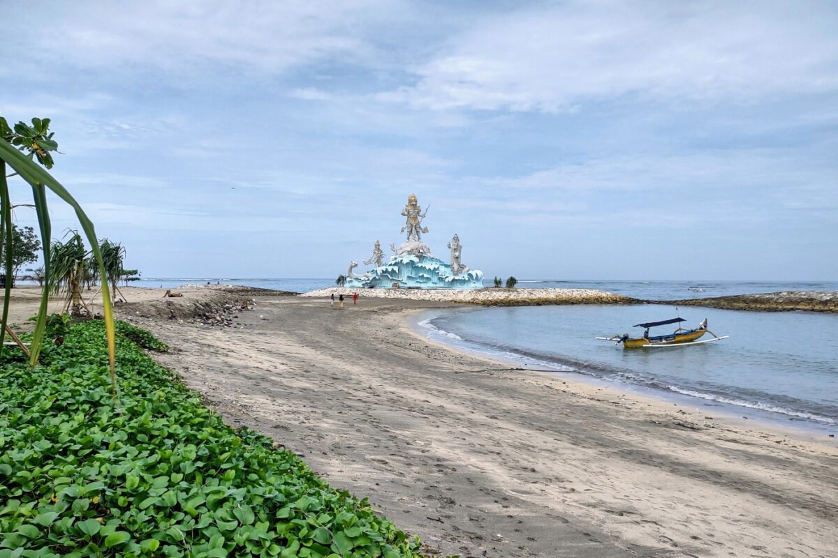Kuta Beach Statue