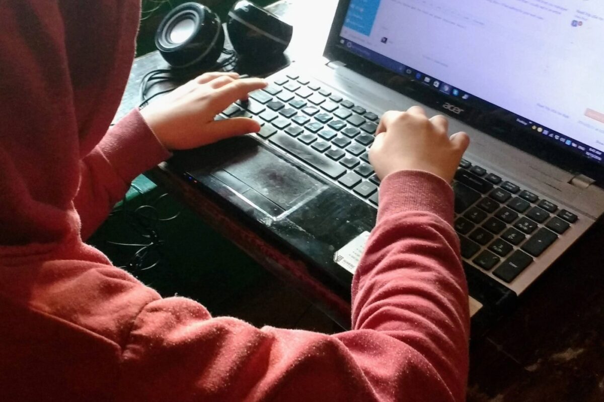 Kids learning from worldschooling